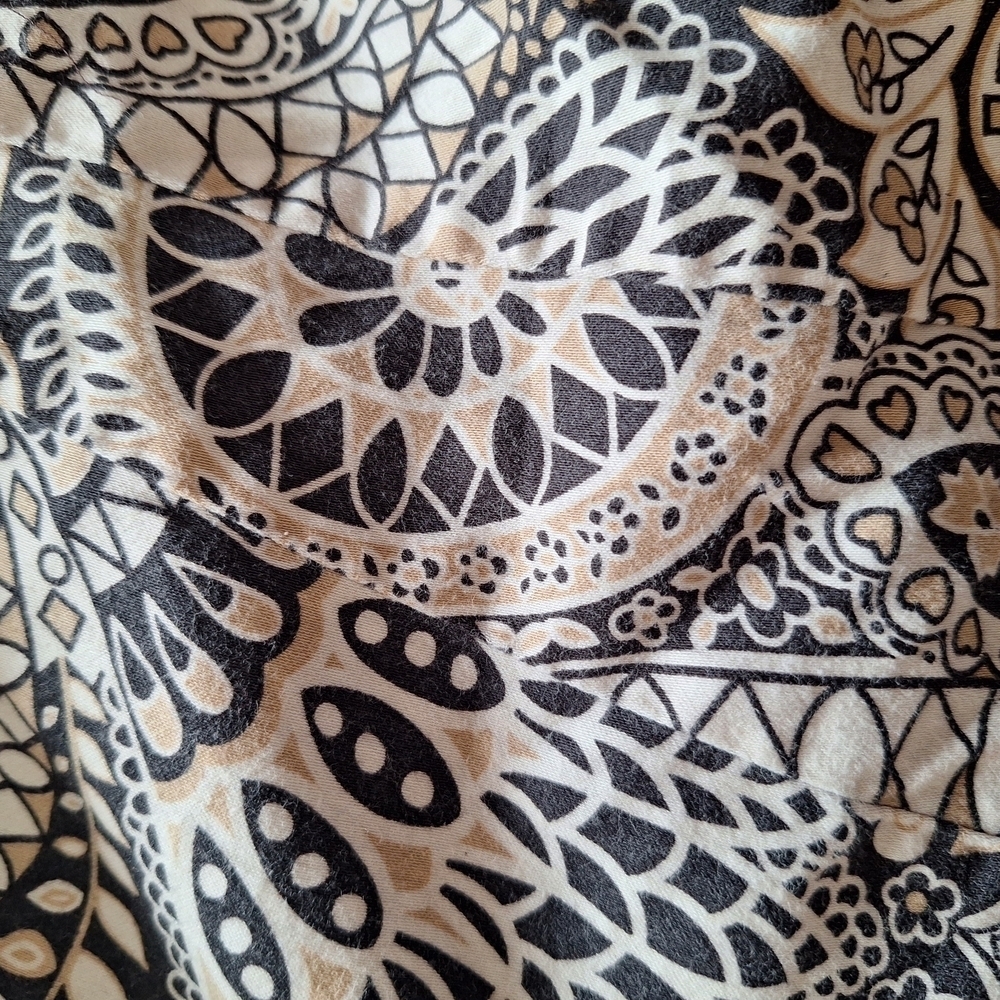 Geoffrey Beene Black and Cream Patterned Fabric - Picture 5 of 12